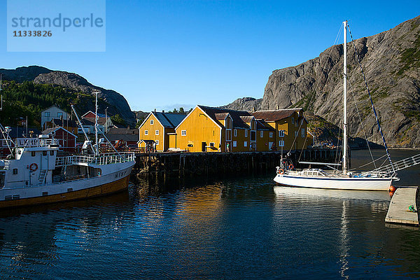 Europa  Norwegen  Lofoten  Nusfjord  eines der ältesten und besterhaltenen Fischerdörfer Norwegens