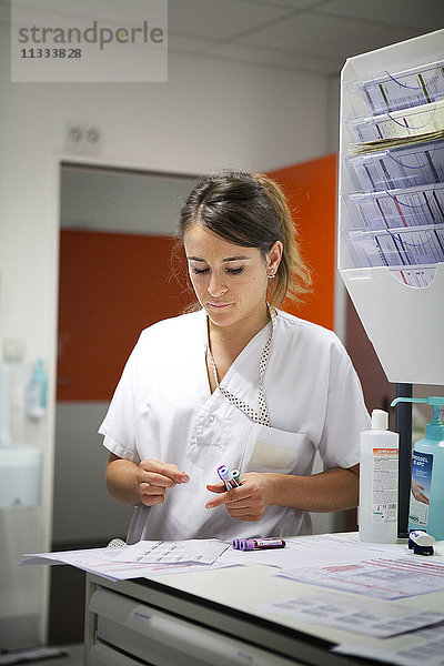 Reportage in der pädiatrischen Notaufnahme eines Krankenhauses in Haute-Savoie  Frankreich. Eine Krankenschwester bereitet die Röhrchen für die Blutentnahme vor  bevor sie sie an das Labor schicken.