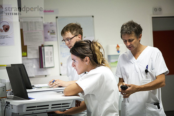 Reportage aus der pädiatrischen Notaufnahme eines Krankenhauses in Haute-Savoie  Frankreich. Krankenschwestern und ein Arzt.
