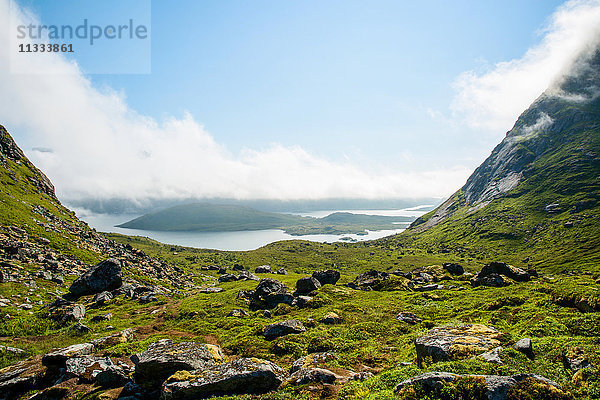 Europa  Norwegen  Lofoten  Kvalvika. Es ist einer der schönsten Strände der Lofoten. Er liegt in einer abgelegenen Bucht an der Nordseite von Moskenesøya und ist nur zu Fuß erreichbar.