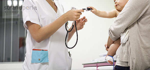 Reportage aus der pädiatrischen Notaufnahme eines Krankenhauses in Haute-Savoie  Frankreich. Ein Arzt untersucht einen jungen Patienten.