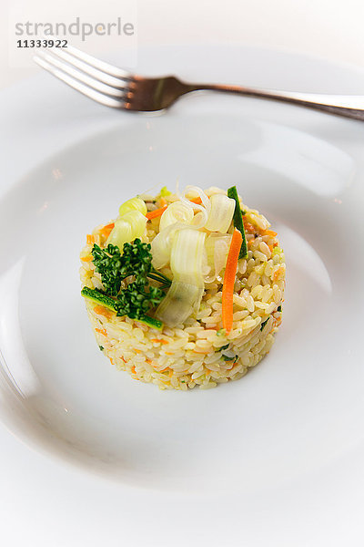 Reis mit Gemüse  Karotten  Zucchini und Petersilie