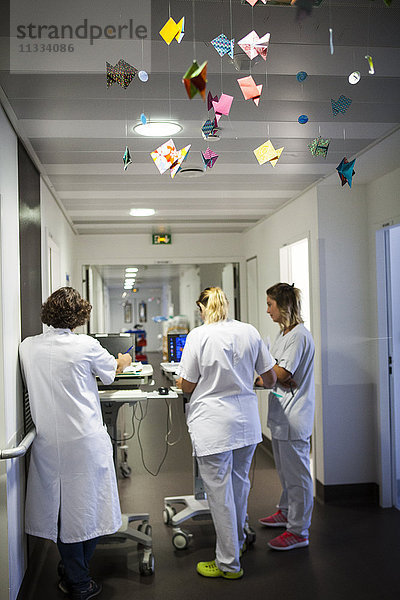 Reportage aus der Kinderstation eines Krankenhauses in Haute-Savoie  Frankreich. Ein Arzt und zwei Krankenschwestern machen die Morgenvisite.