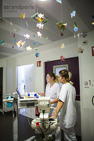 Reportage über die pädiatrische Abteilung eines Krankenhauses in Haute-Savoie  Frankreich. Krankenschwestern bei der Morgenvisite.