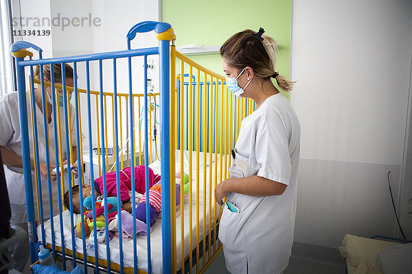 Reportage aus der Kinderabteilung eines Krankenhauses in Haute-Savoie  Frankreich. Zwei Krankenschwestern untersuchen ein hospitalisiertes Baby.