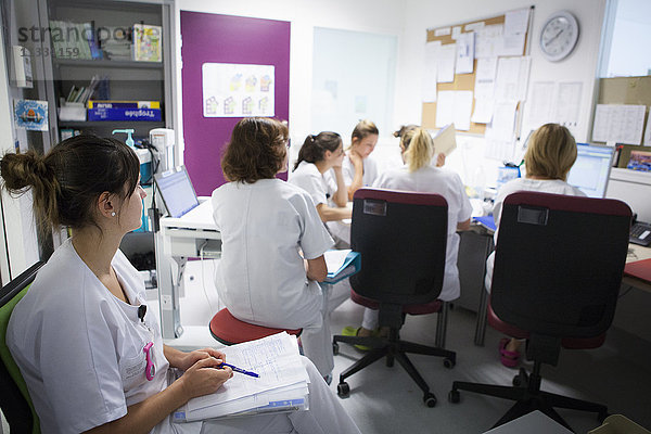 Reportage über die pädiatrische Abteilung eines Krankenhauses in Haute-Savoie  Frankreich. Ein Treffen mit den Ärzten und Krankenschwestern der Station.