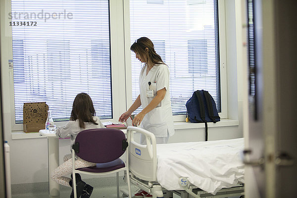 Reportage aus der pädiatrischen Abteilung eines Krankenhauses in Haute-Savoie  Frankreich. Eine Hilfskrankenschwester spricht mit einem jungen Patienten.