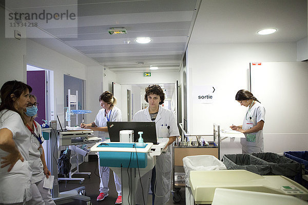 Reportage über die pädiatrische Abteilung eines Krankenhauses in Haute-Savoie  Frankreich. Ein Arzt  Krankenschwestern  ein Assistenzarzt und eine Hilfsschwester.