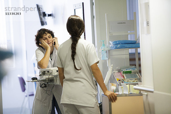 Reportage über die pädiatrische Abteilung eines Krankenhauses in Haute-Savoie  Frankreich. Ein Arzt und ein Assistenzarzt bei der Morgenvisite.