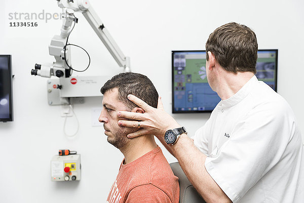 Reportage über einen HNO-Arzt in Nizza  Frankreich  der Patienten behandelt  die unter Schwindelgefühlen leiden. Ein 37-jähriger Patient während eines Video-Kopf-Impuls-Tests (VHIT). Mit diesem Test kann die Reaktionsfähigkeit des Innenohrs bei schnellen Kopfbewegungen untersucht werden.