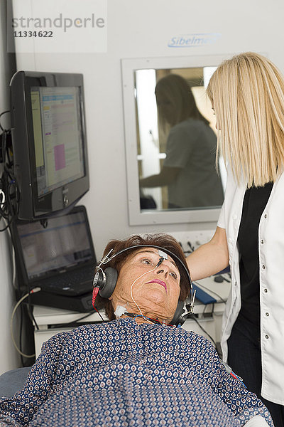 Reportage über einen HNO-Arzt in Nizza  Frankreich  der Patienten behandelt  die unter Schwindel leiden. Test des otolithisch evozierten Potenzials. Dabei handelt es sich um einen elektrophysiologischen Test  bei dem Elektroden am Hals angebracht werden  um die Reaktion eines Teils des Innenohrs (der Sacculi) auf Schallreize aufzuzeichnen.