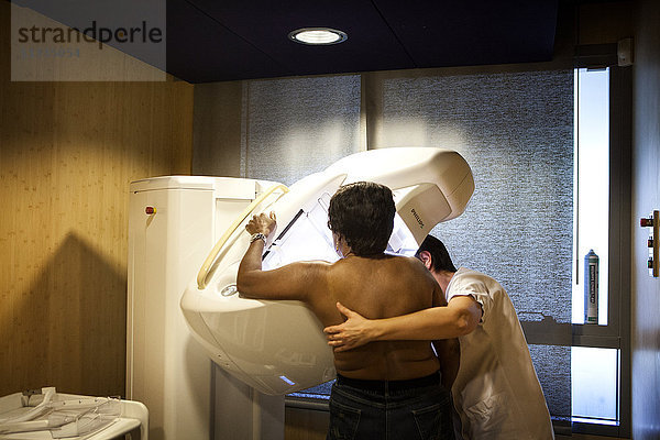 Reportage in einem Radiologiezentrum in Haute-Savoie  Frankreich. Ein Techniker führt eine Routine-Mammographie durch.