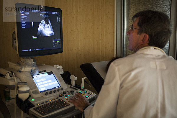 Reportage in einem radiologischen Zentrum in Haute-Savoie  Frankreich. Ein Radiologe führt eine Erstsemesteruntersuchung durch.
