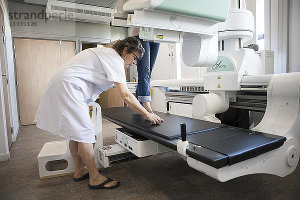 Reportage in einem Radiologiezentrum in Haute-Savoie  Frankreich. Ein Techniker röntgt den Fuß eines Patienten  der wegen eines Hallux valgus operiert wurde.