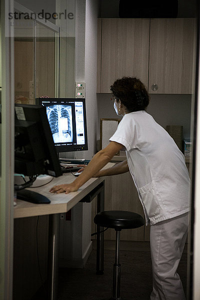 Reportage in einem Radiologiezentrum in Haute-Savoie  Frankreich. Ein Techniker.