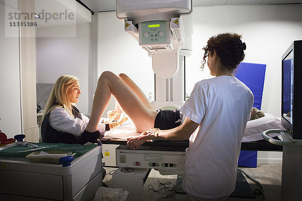 Reportage in einem radiologischen Zentrum in Haute-Savoie  Frankreich. Ein Radiologe und ein Techniker führen eine Historiographie durch. Injektion des Kontrastmittels.