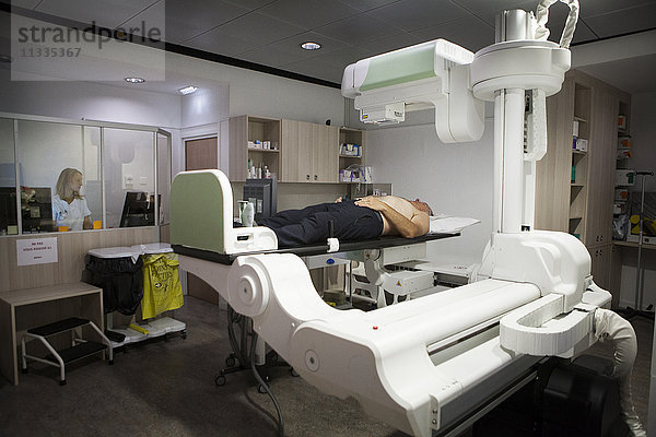 Reportage in einem radiologischen Zentrum in Haute-Savoie  Frankreich. Ein Techniker führt eine Arthographie der Schulter durch.