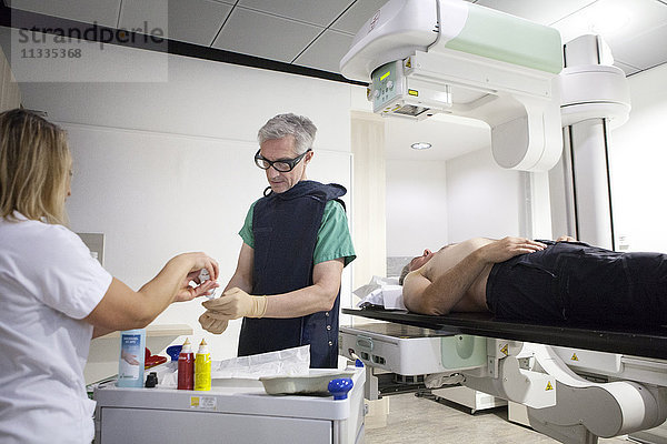 Reportage in einem radiologischen Zentrum in Haute-Savoie  Frankreich. Ein Radiologe bereitet das Kontrastmittel für eine Arthographie der Schulter vor.