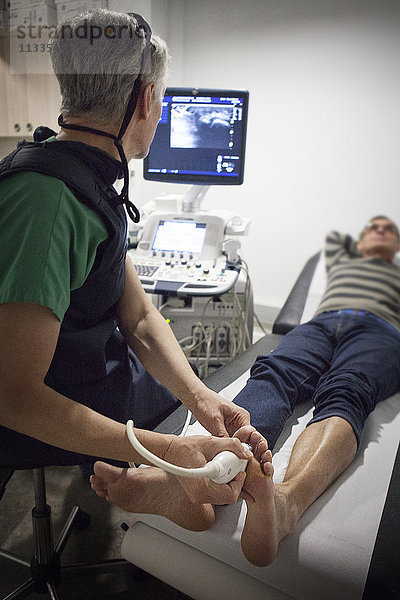 Reportage in einem Zentrum für Radiologie in Hochsavoyen. Ein Radiologe führt bei einem Patienten mit Morton-Syndrom eine Infiltration mit Ultraschall durch.
