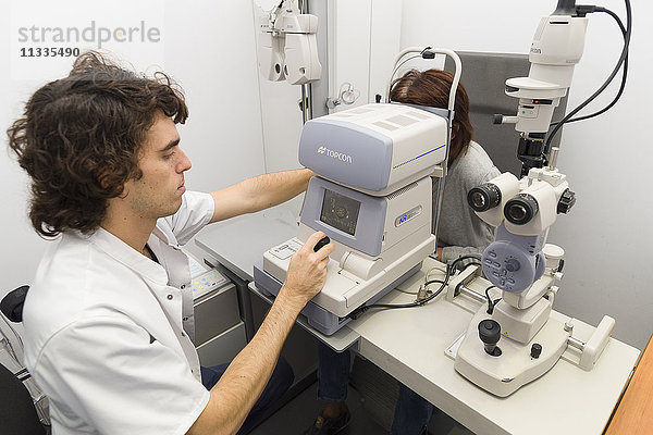 Reportage in der Klinik New Vision in Nizza  Frankreich. Diese Klinik ist eines der wichtigsten Zentren für refraktive Chirurgie in Frankreich und verfügt über modernste Technologie für alle Augenlaseroperationen. Die Diagnose vor der Operation wird von einem Optometristen durchgeführt  der auf die Vermessung des Sehsystems (Refraktion) spezialisiert ist. Autorefraktometrie (automatische Berechnung der Sehschwäche).