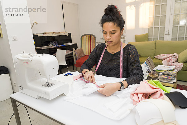 Reportage über Anne-Cécile Ratsimbason  eine Modedesignerin für chronisch Kranke in Nizza  Frankreich. Anne-Cécile hilft den Patienten  indem sie maßgeschneiderte Kleidung und Accessoires entwirft  die an die Krankheit und den körperlichen Zustand angepasst sind. Sie entwickelt ihre Prototypen zu Hause. Hier sieht man sie bei der Arbeit an einem Unterkleid  das an die Gynäkomastie eines Mannes angepasst ist  dessen Brüste nach mehreren Krebserkrankungen gewachsen sind.