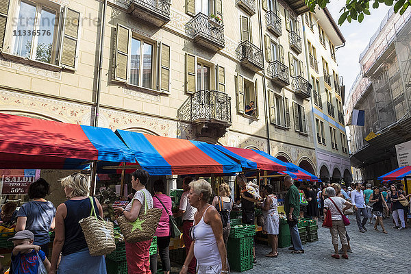 Schweiz  Kanton Tessin  Bellinzona  Samstagsmarkt