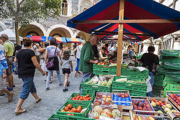 Schweiz  Kanton Tessin  Bellinzona  Samstagsmarkt