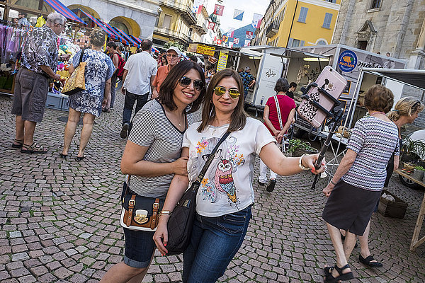 Schweiz  Kanton Tessin  Bellinzona  Samstagsmarkt  Selfie