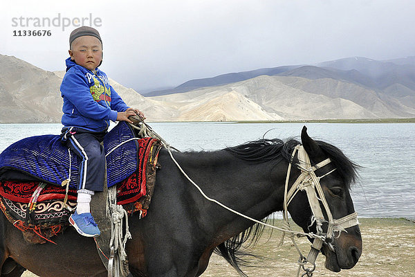 China  Xinjiang  Karakulsee  Kind und Pferd