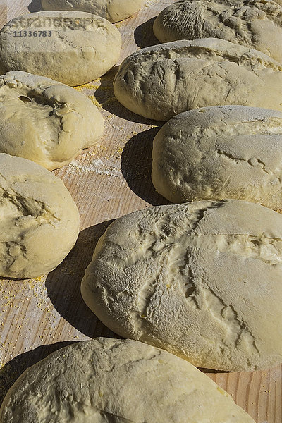 Italien  Bossico  Brotbacken