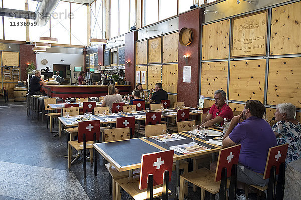 Schweiz  Kanton Freiburg  Gruyeres  lokales Restaurant