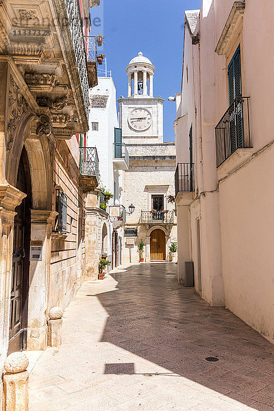 Italien  Apulien  Locorotondo  Uhrenturm und Rathaus