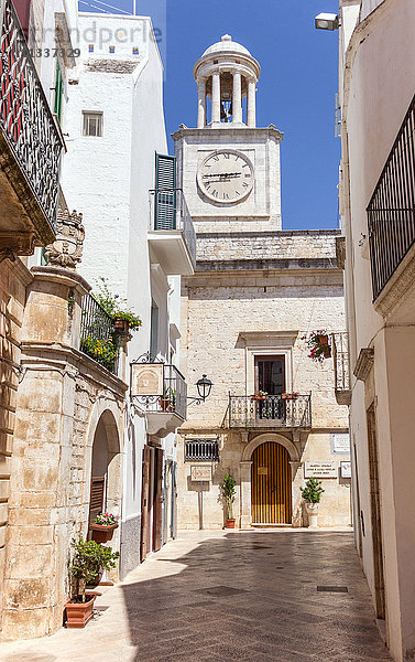 Italien  Apulien  Locorotondo  Uhrenturm und Rathaus