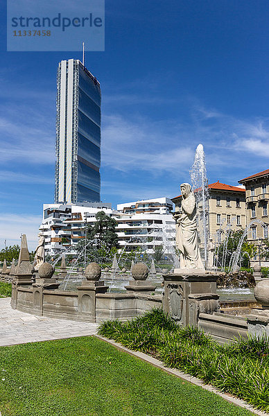 Italien  Lombardei  Mailand  Arata Isozaki Turm und Fontana delle Quattro Stagioni