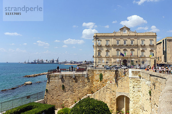 Italien  Apulien  Taranto  das Rathaus von der Burg Aragonese aus gesehen