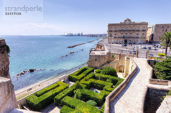 Italien  Apulien  Taranto  das Rathaus von der Burg Aragonese aus gesehen