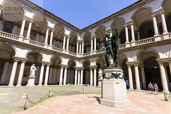 Italien  Lombardei  Mailand  Kunstakademie Brera  Innenhof mit Napoleon-Statue von Antonio Canova