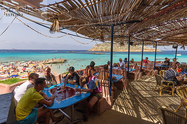 Spanien  Balearen  Ibiza  Strand Cala Comte  Menschen im Restaurant