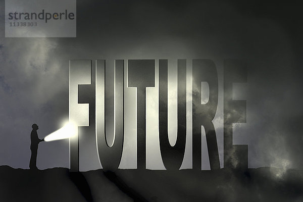 Mann leuchtet mit einer Taschenlampe auf das Wort Future