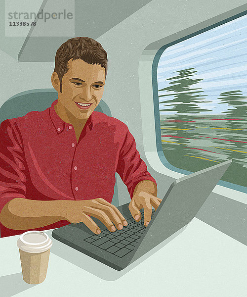 Junger Mann arbeitet am Laptop auf einer Zugfahrt