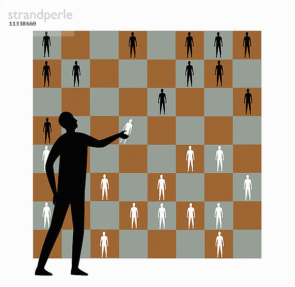 Mann spielt Schach mit Menschen auf einem Schachbrett