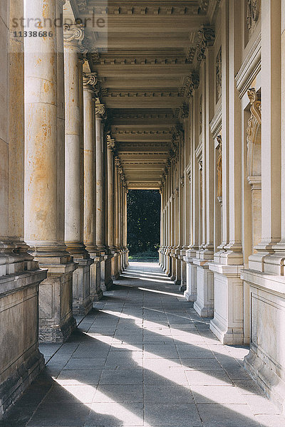 Blick durch den Gang neben dem Gebäude