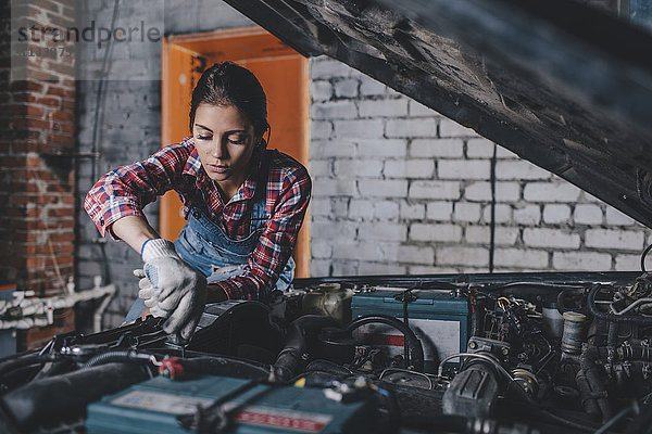 Mechanikerinnen reparieren Automotor in der Werkstatt