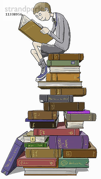 Schüler sitzt auf hohem Bücherstapel und liest