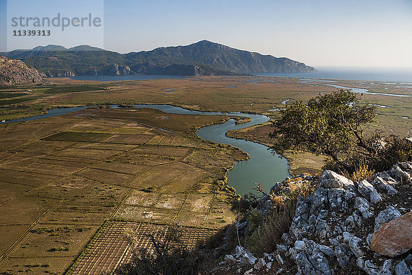 Blick auf den Dalyan-Fluss von den antiken Ruinen von Kaunos  Dalyan  Provinz Mugla  Anatolien  Türkei  Kleinasien  Eurasien