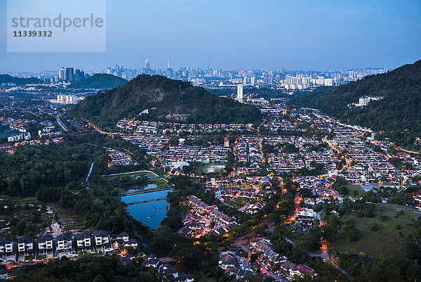 Skyline von Kuala Lumpur bei Nacht vom Berg Bukit Tabur aus gesehen  Malaysia  Südostasien  Asien