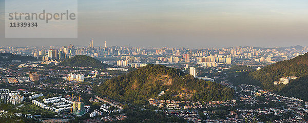 Skyline von Kuala Lumpur bei Sonnenaufgang vom Berg Bukit Tabur aus gesehen  Malaysia  Südostasien  Asien