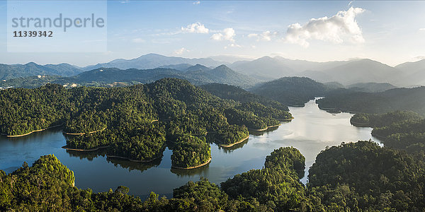 Kland Gate Dam Reservoir und Regenwald bei Sonnenaufgang vom Bukit Tabur Berg aus gesehen  Kuala Lumpur  Malaysia  Südostasien  Asien