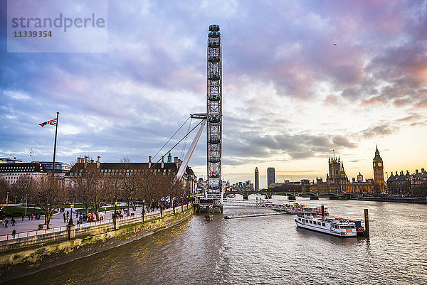 London Eye (Millennium Wheel) und Themse bei Sonnenuntergang  London Borough of Lambeth  England  Vereinigtes Königreich  Europa