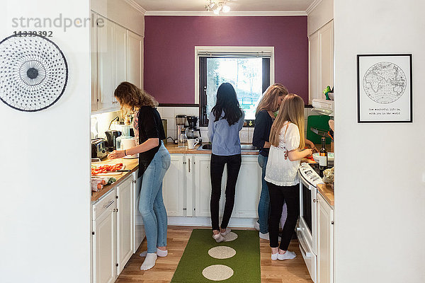 Teenagermädchen beim Zubereiten von Essen in der Küche